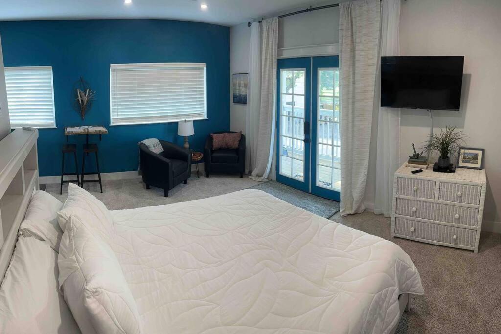 Studio with Private Beach on Bayou Grande view 5