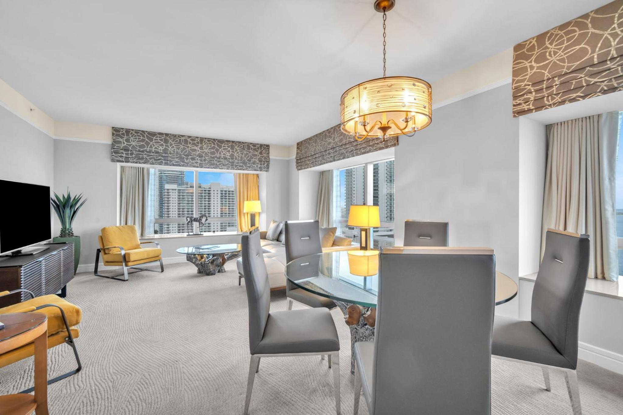 2 Bedroom OR King Studio Suites Four Seasons Hotel Miami Free Wi-Fi & Free Parking