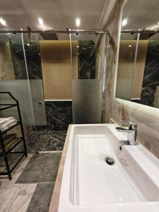 Super Luxury Apartment - Gated Community