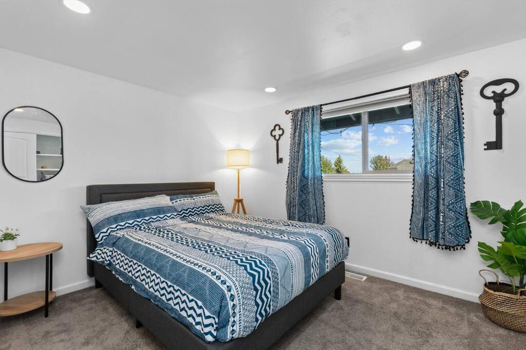 Auburn Retreat w/ Mountian views