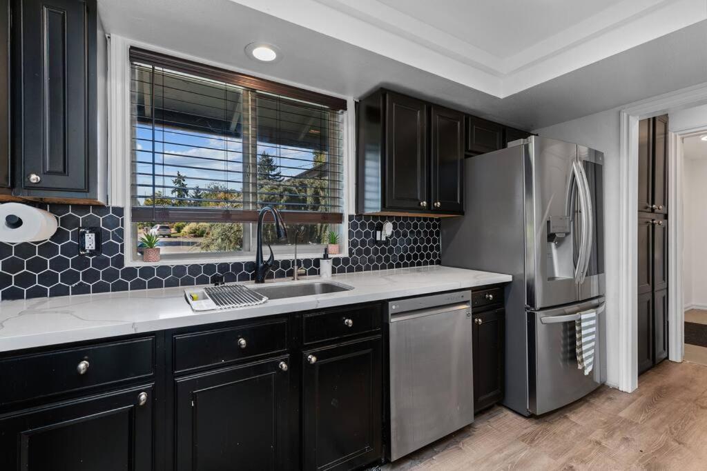Auburn Retreat w/ Mountian views