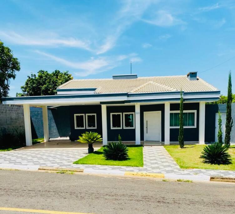 Linda casa em condomínio