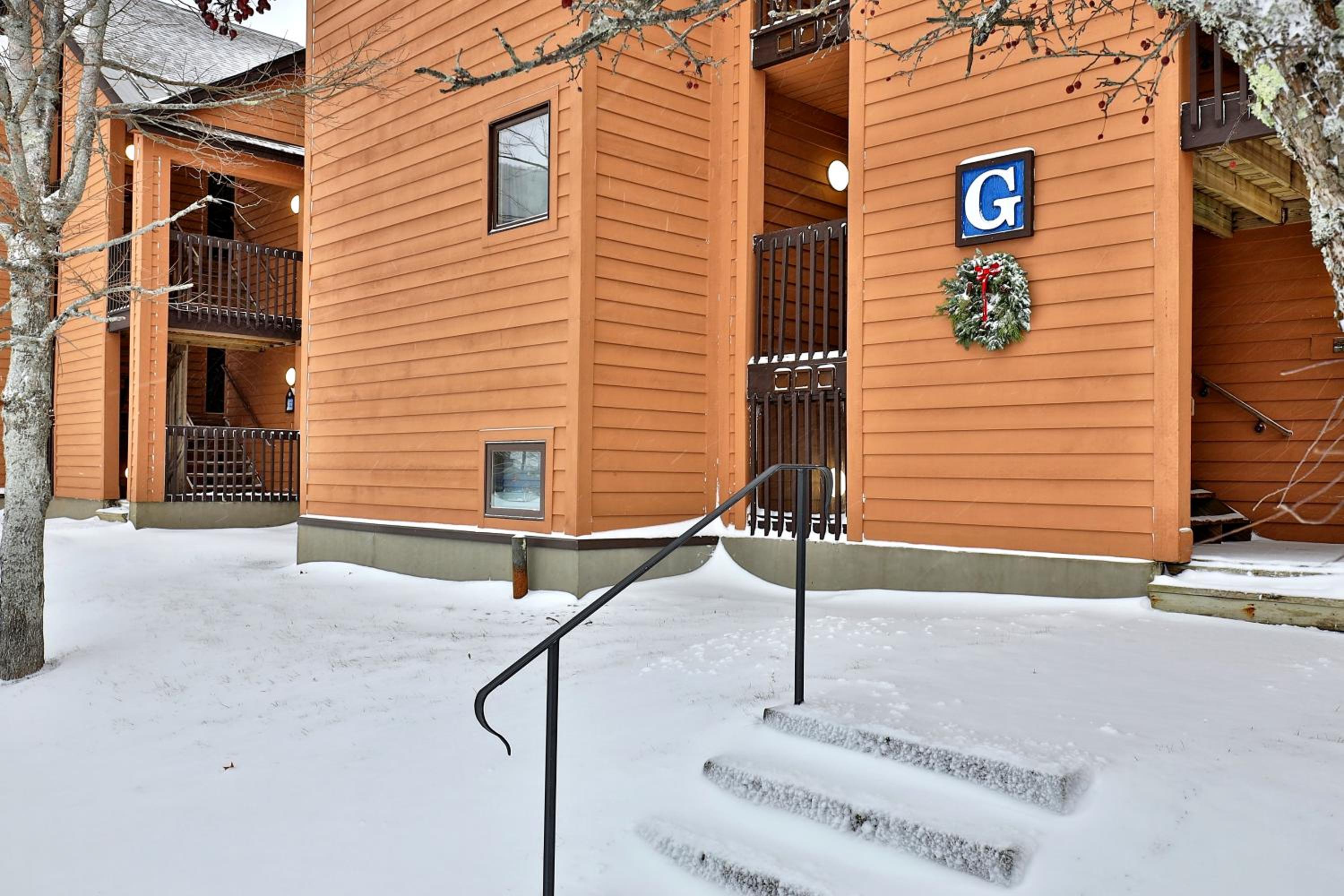 Beautifully decorated 3 bedroom condo nestled Slopeside on Pico Mountain Ski-in Ski-out G101