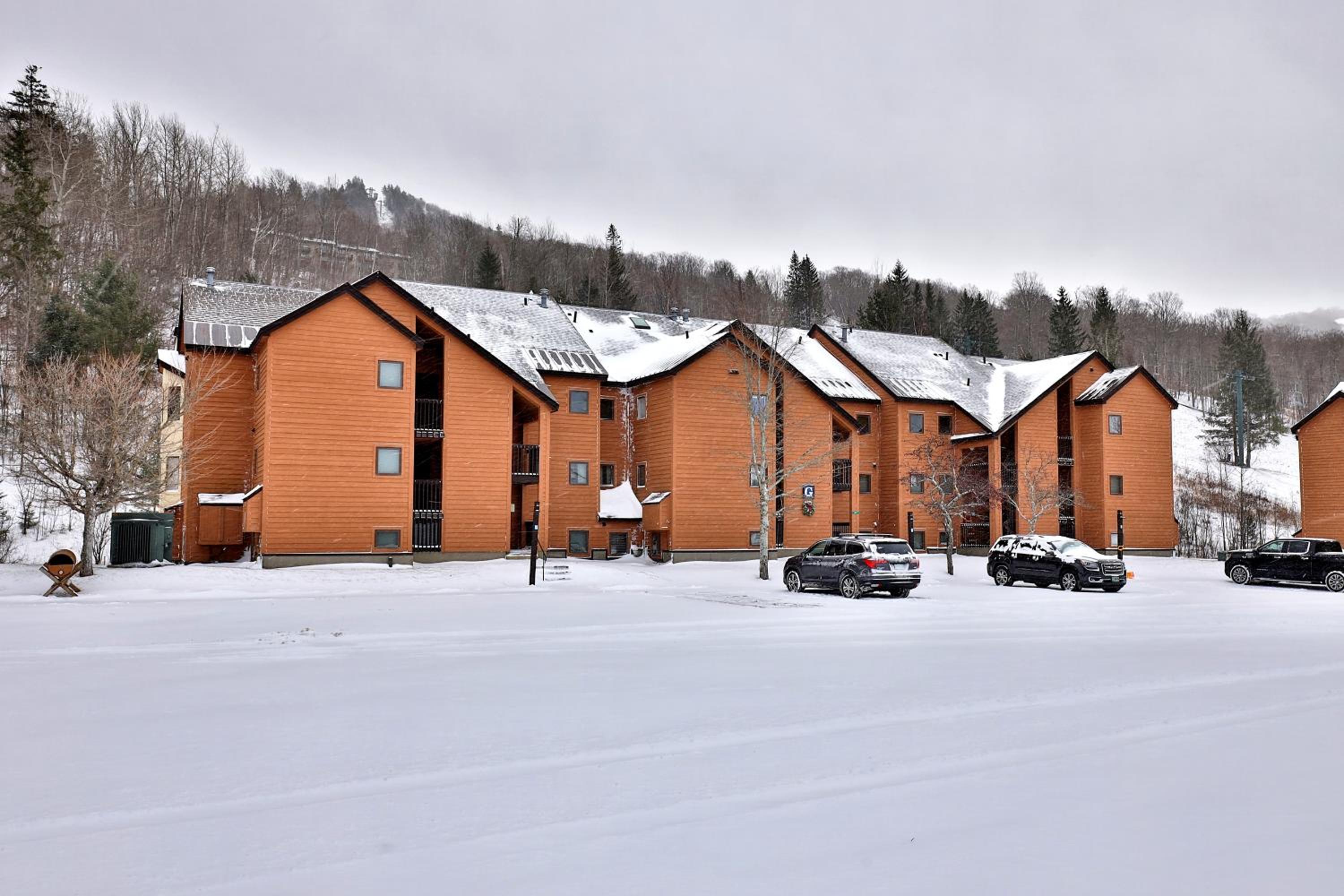 Beautifully decorated 3 bedroom condo nestled Slopeside on Pico Mountain Ski-in Ski-out G101