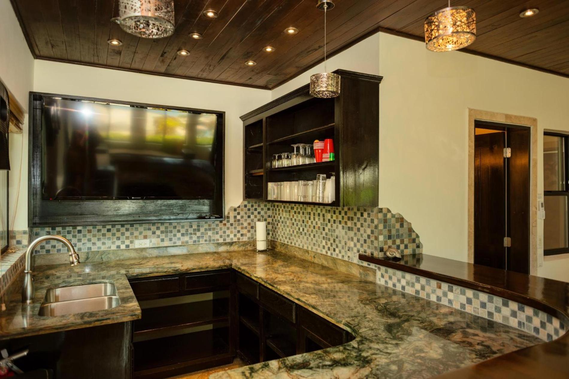 Jammin Gecko - 3 Story Oceanfront Luxury Villa 5 Bedroom w Pool
