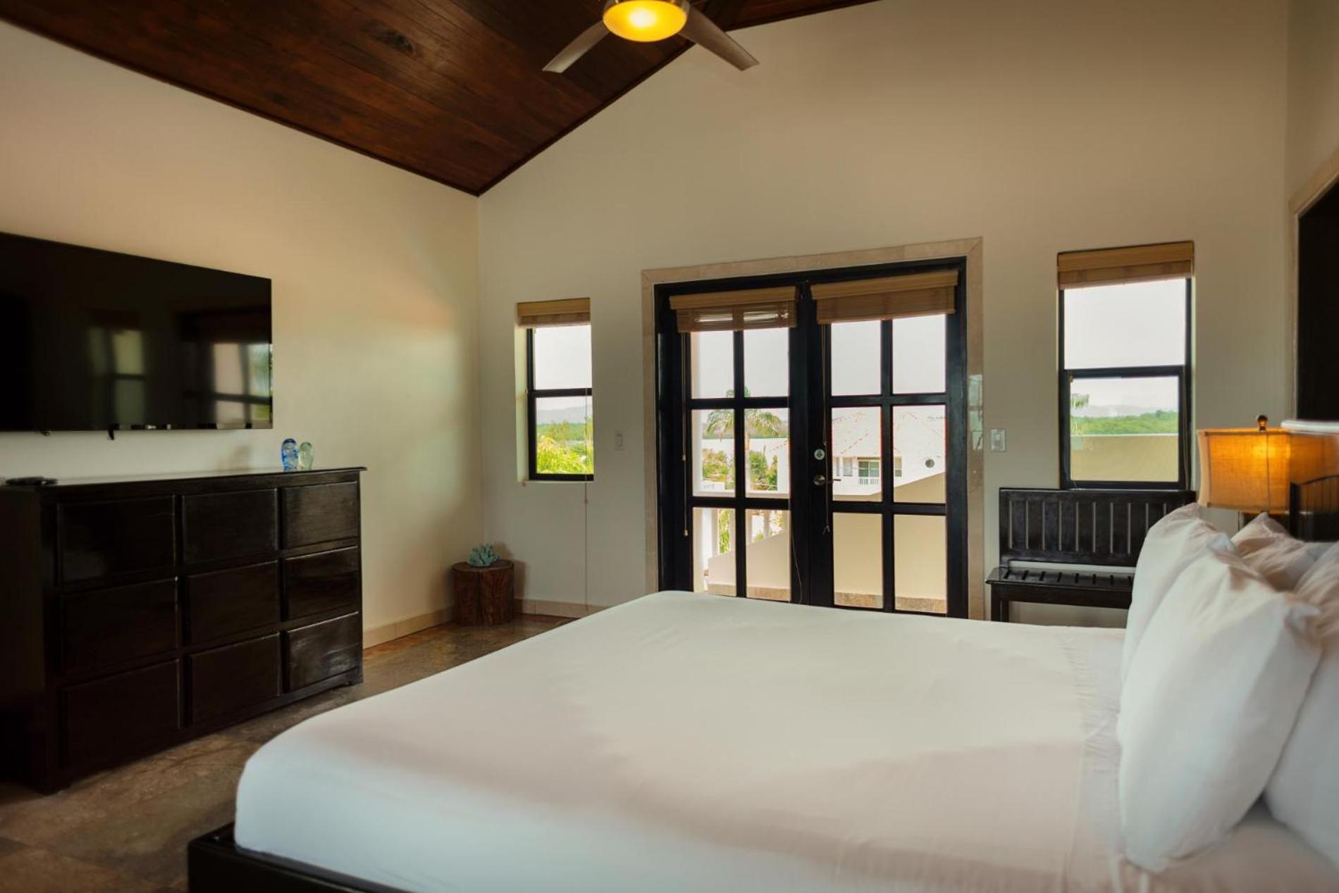 Jammin Gecko - 3 Story Oceanfront Luxury Villa 5 Bedroom w Pool