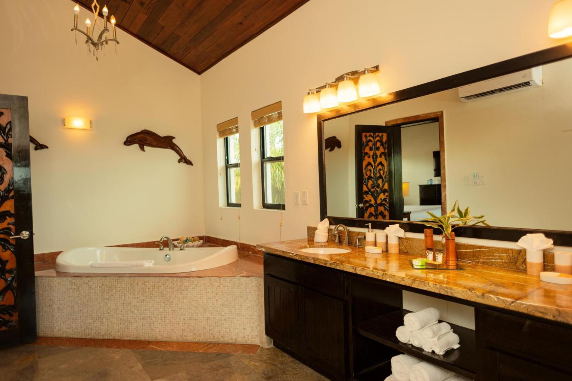 Jammin Gecko - 3 Story Oceanfront Luxury Villa 5 Bedroom w Pool
