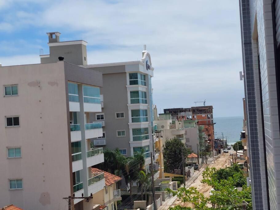 Ótimo Apto, Jacuzzi aquecida e piscina, pertinho da praia