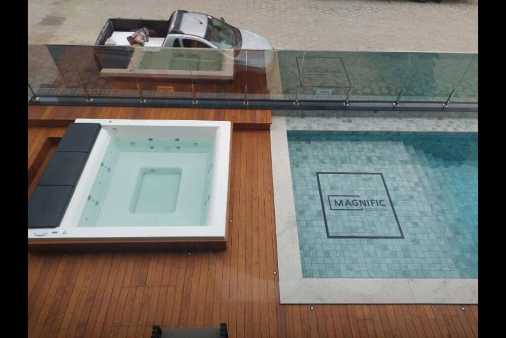 Ótimo Apto, Jacuzzi aquecida e piscina, pertinho da praia