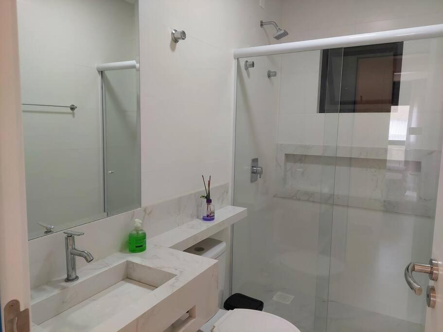Ótimo Apto, Jacuzzi aquecida e piscina, pertinho da praia