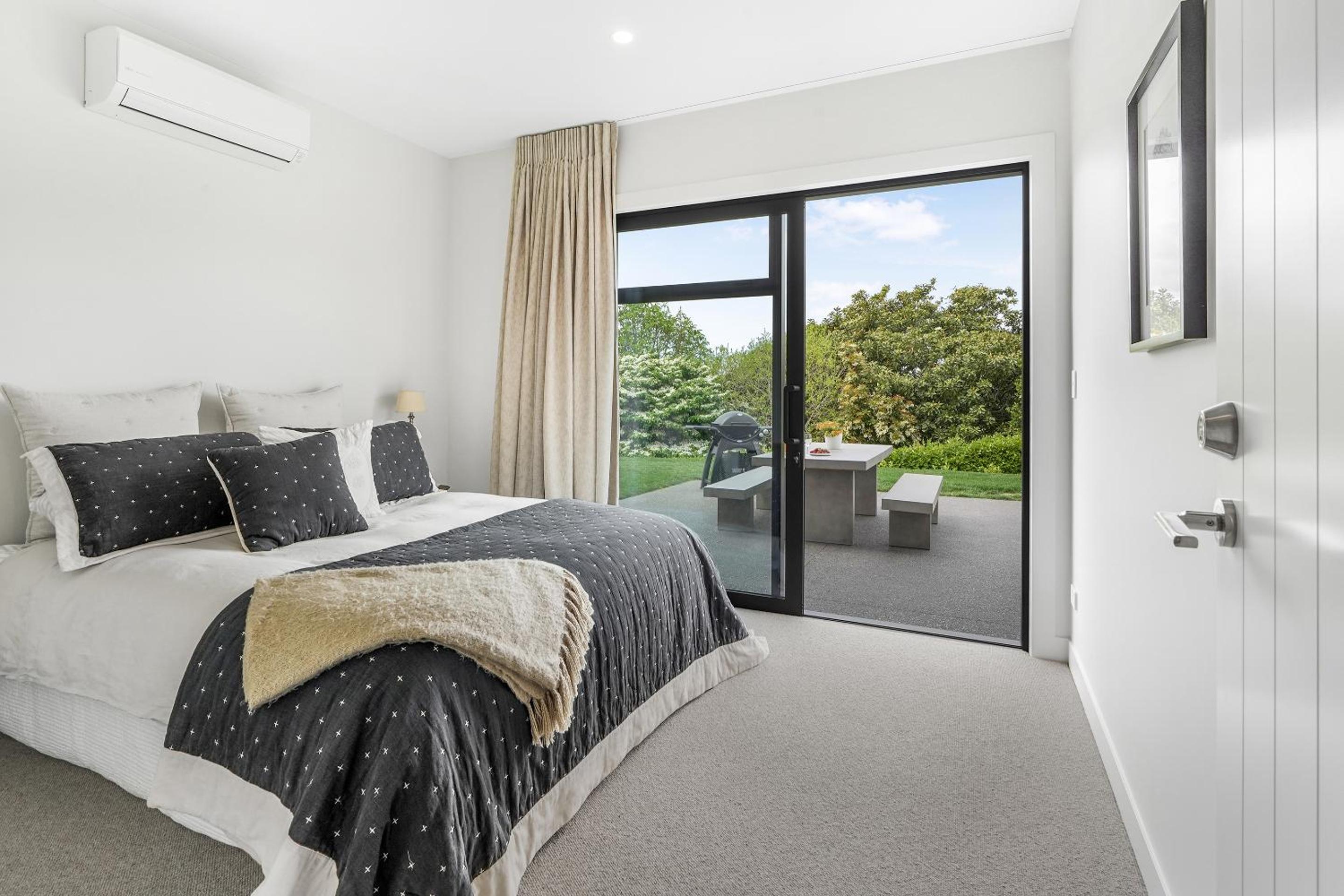 LakeSide Karapiro Downstairs Apartment view 5