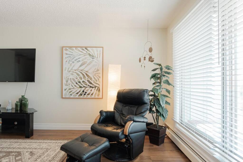 1BR with King Bed Free Parking Self Check In