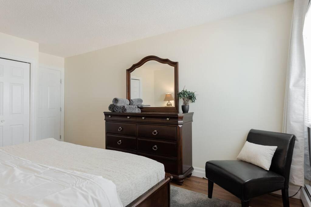 1BR with King Bed Free Parking Self Check In