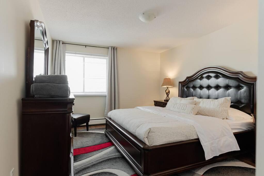 1BR with King Bed Free Parking Self Check In