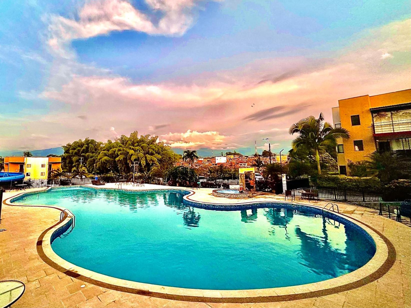 Apartamento Privado Vacacional a 5m del Aeropuerto, 20 minutos del Parque del Cafe y Centro de Armenia con 4 Piscinas, 3 Jacuzzi, Sauna By Molca Xperiences