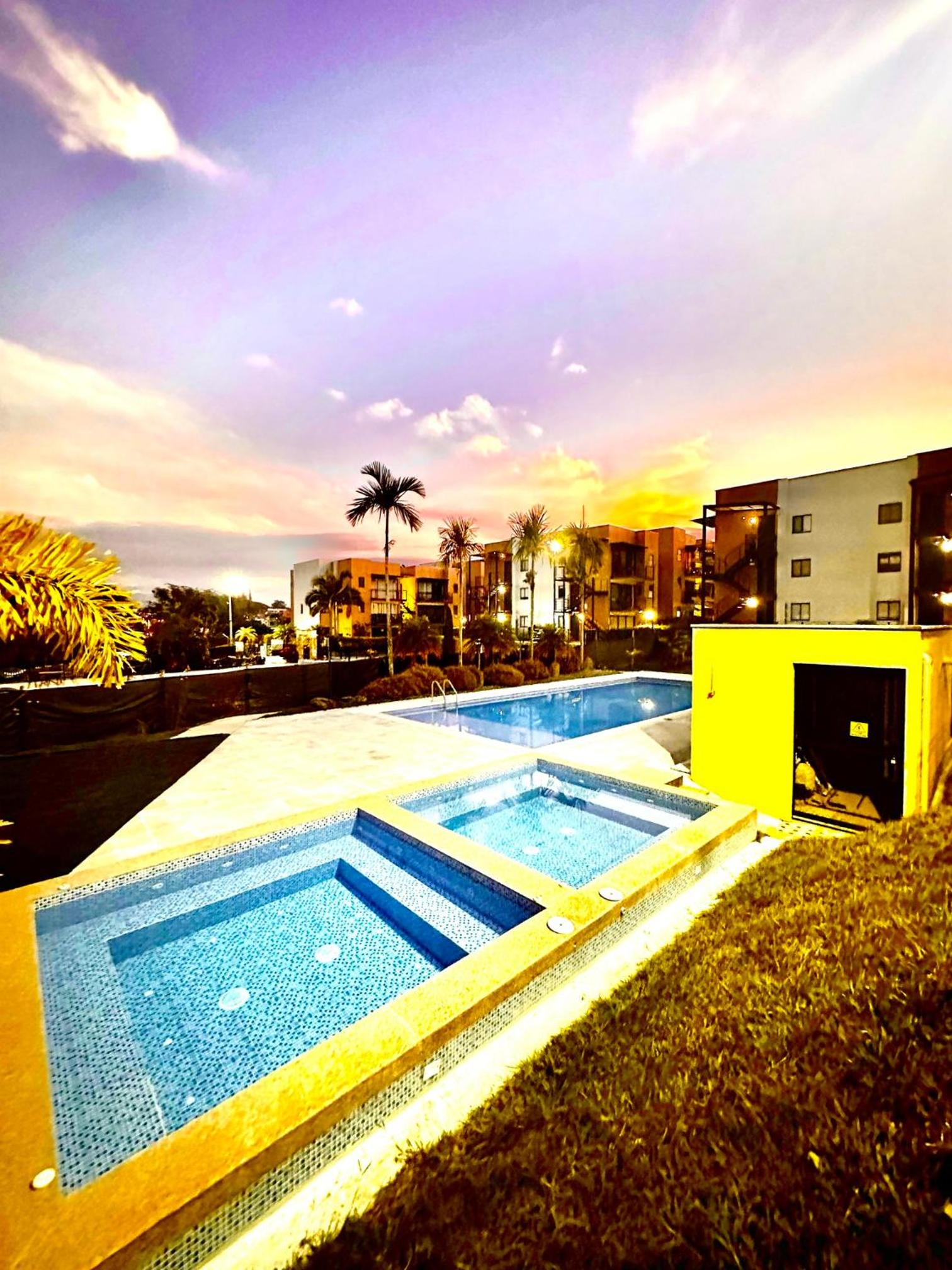 Apartamento Privado Vacacional a 5m del Aeropuerto, 20 minutos del Parque del Cafe y Centro de Armenia con 4 Piscinas, 3 Jacuzzi, Sauna By Molca Xperiences
