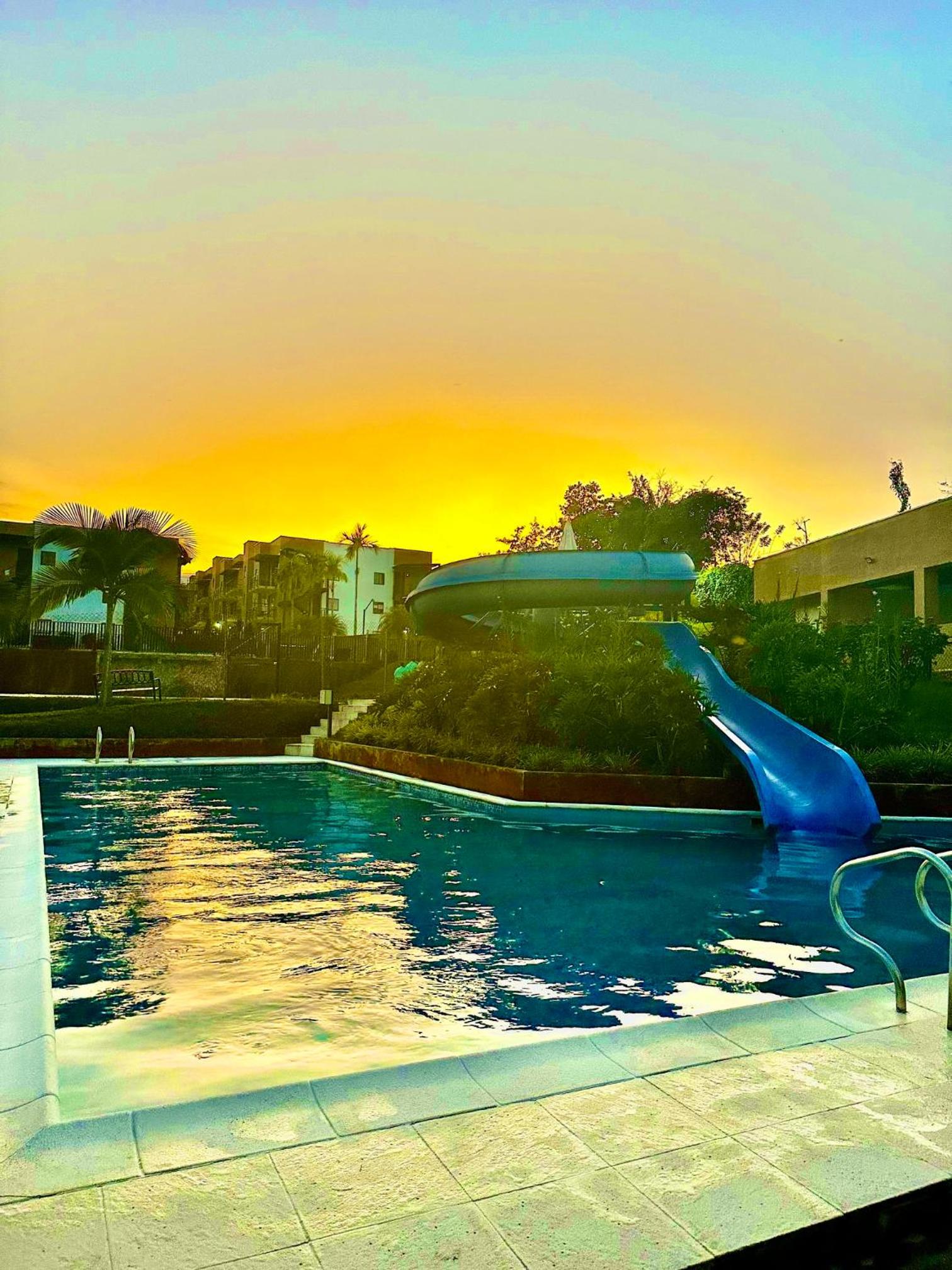 Apartamento Privado Vacacional a 5m del Aeropuerto, 20 minutos del Parque del Cafe y Centro de Armenia con 4 Piscinas, 3 Jacuzzi, Sauna By Molca Xperiences