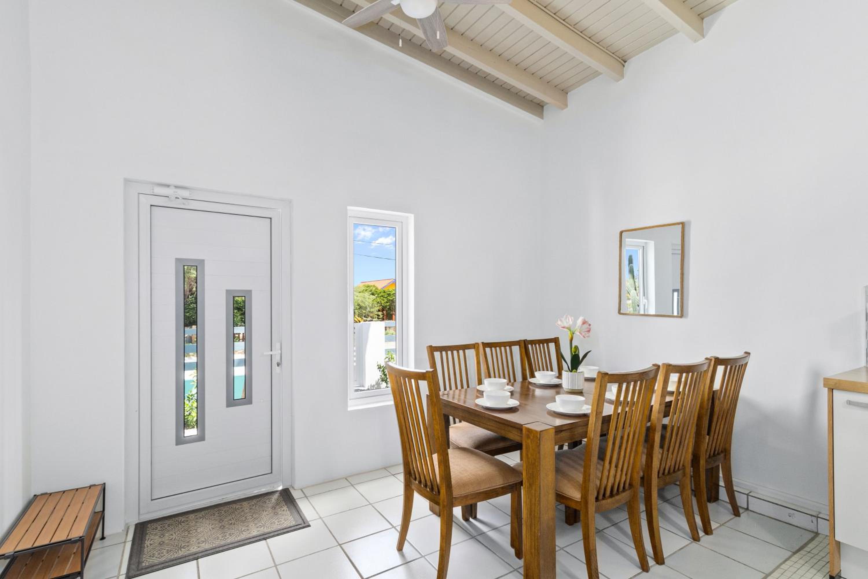 Fantastic Private Tropical Villa in Palm Beach with Breakfast
