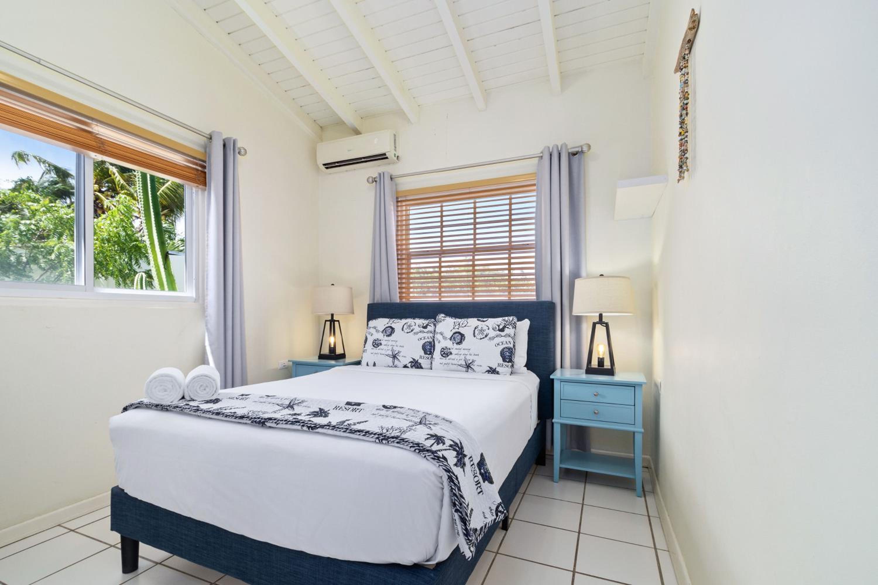 Fantastic Private Tropical Villa in Palm Beach with Breakfast