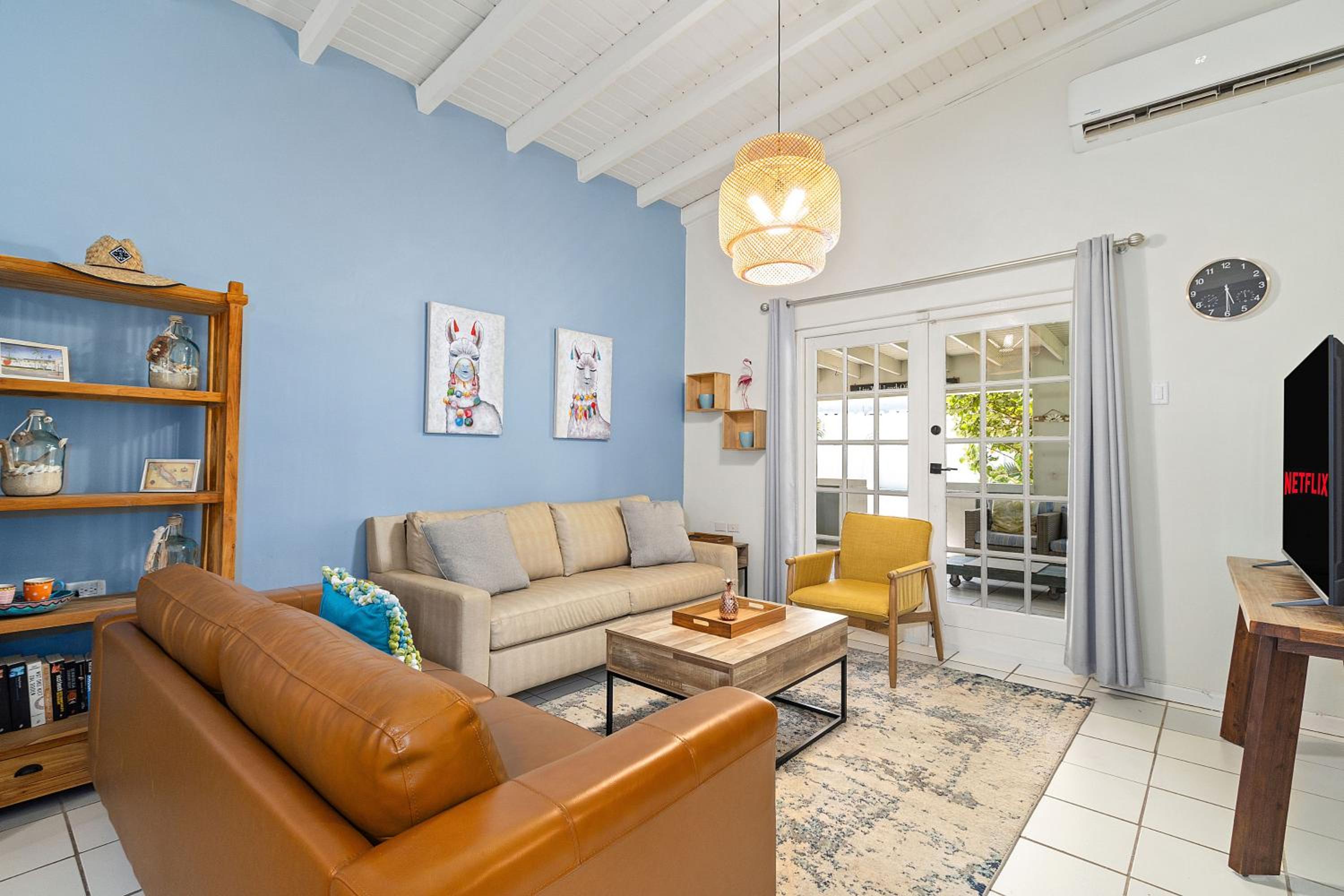 Fantastic Private Tropical Villa in Palm Beach with Breakfast
