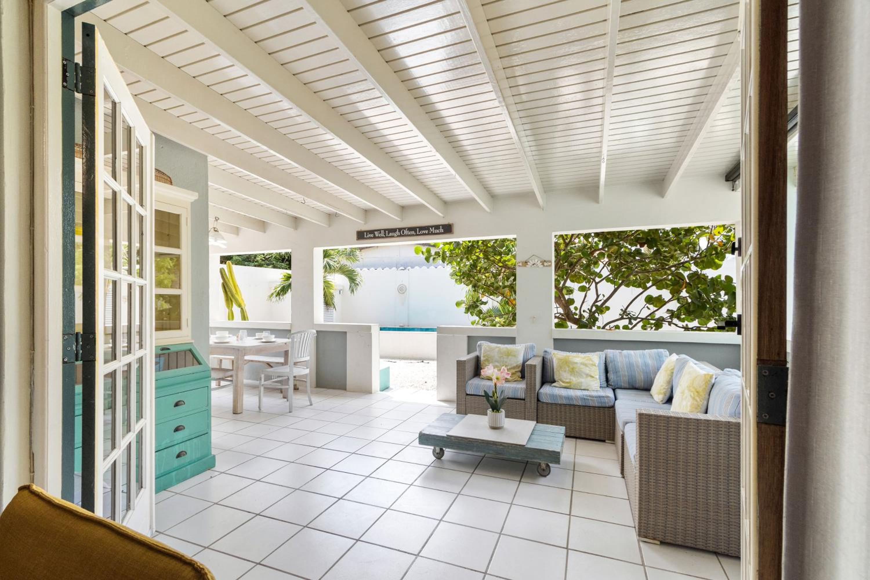 Fantastic Private Tropical Villa in Palm Beach with Breakfast