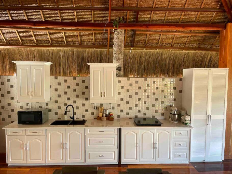 Private Beachfront Villa w/ pool