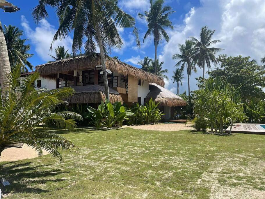 Private Beachfront Villa w/ pool
