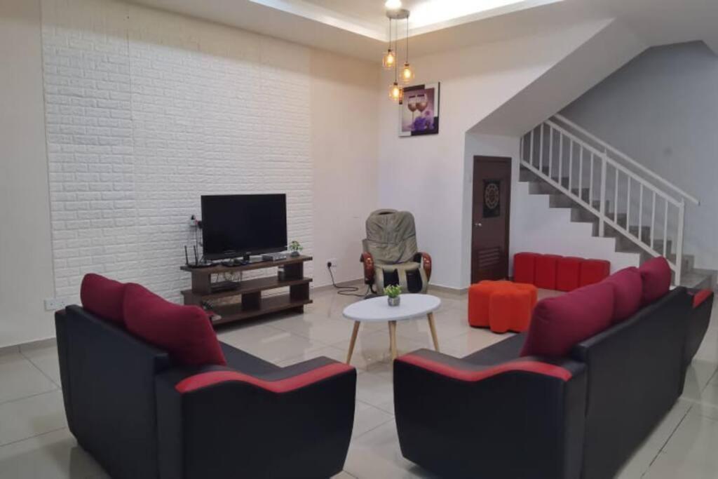Modern Home/ 5 min Jonker/walking Mahkota Mall & hospital/ 24 pax 7R6B/ Mlk Town photo 2