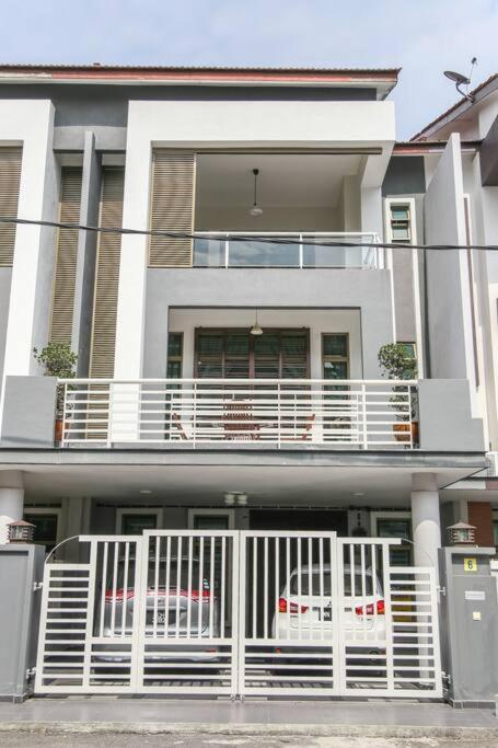 Modern Home/ 5 min Jonker/walking Mahkota Mall & hospital/ 24 pax 7R6B/ Mlk Town photo 4