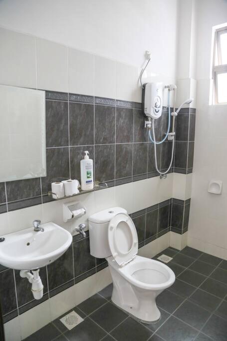 Modern Home/ 5 min Jonker/walking Mahkota Mall & hospital/ 24 pax 7R6B/ Mlk Town photo 3
