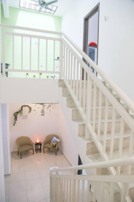 Modern Home/ 5 min Jonker/walking Mahkota Mall & hospital/ 24 pax 7R6B/ Mlk Town photo 7