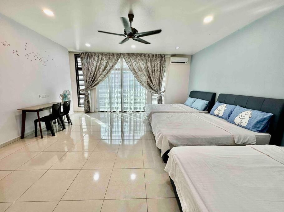 Modern Home/ 5 min Jonker/walking Mahkota Mall & hospital/ 24 pax 7R6B/ Mlk Town