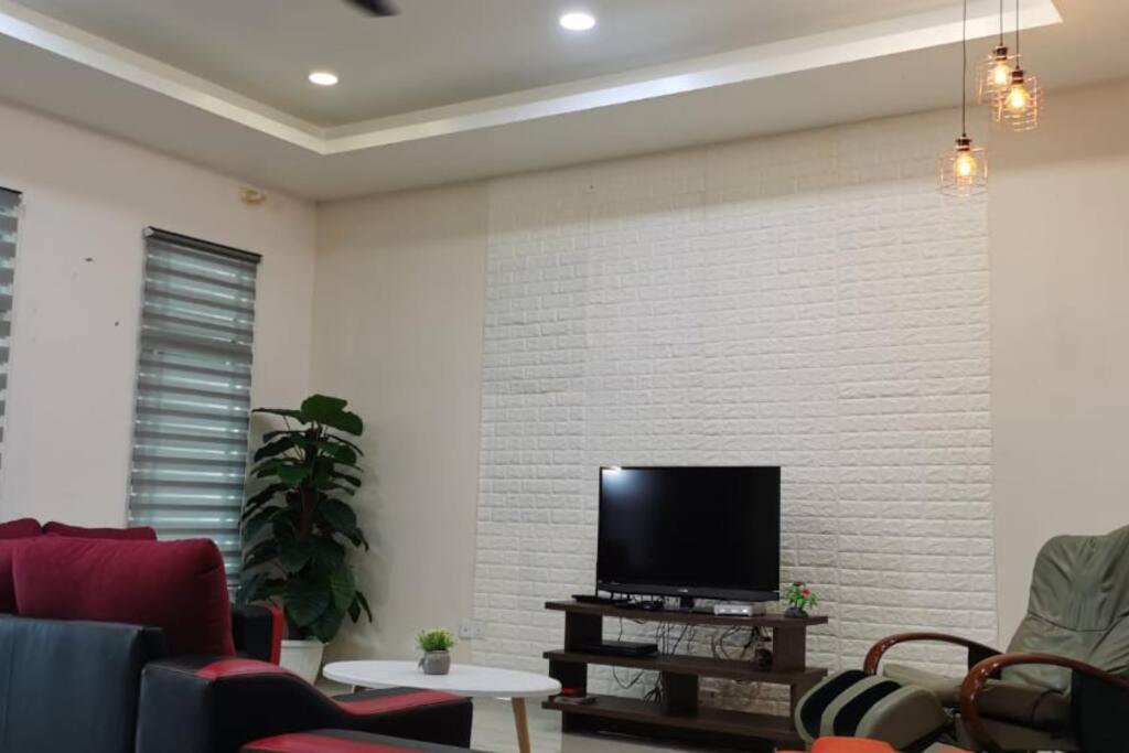 Modern Home/ 5 min Jonker/walking Mahkota Mall & hospital/ 24 pax 7R6B/ Mlk Town