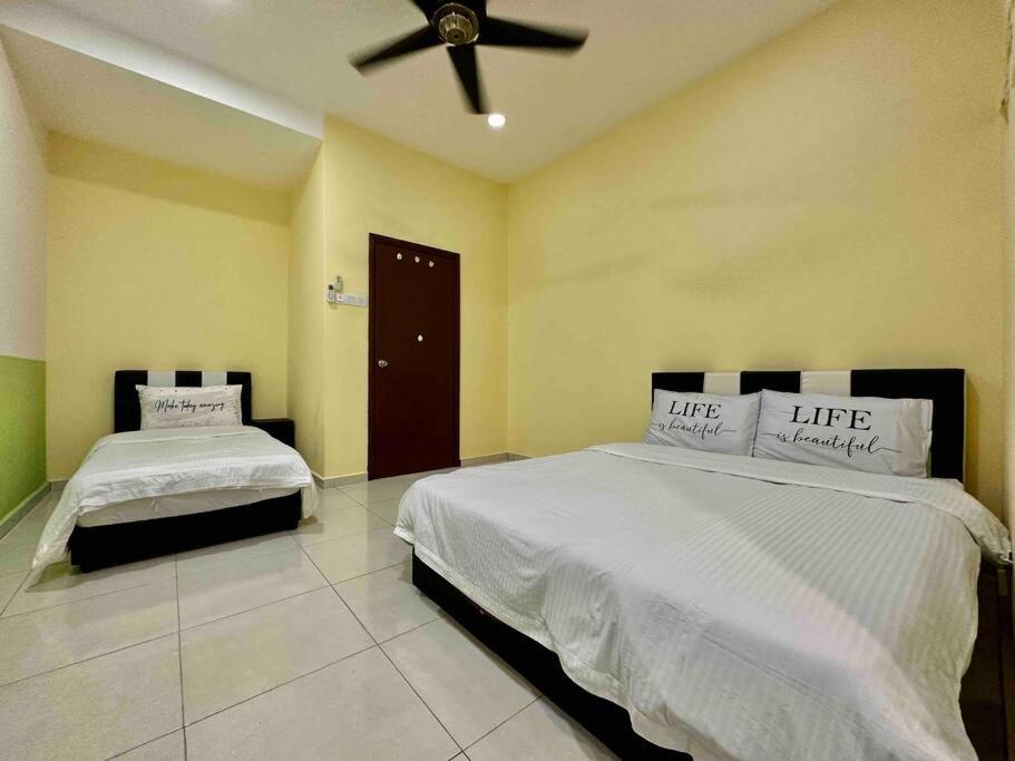 Modern Home/ 5 min Jonker/walking Mahkota Mall & hospital/ 24 pax 7R6B/ Mlk Town