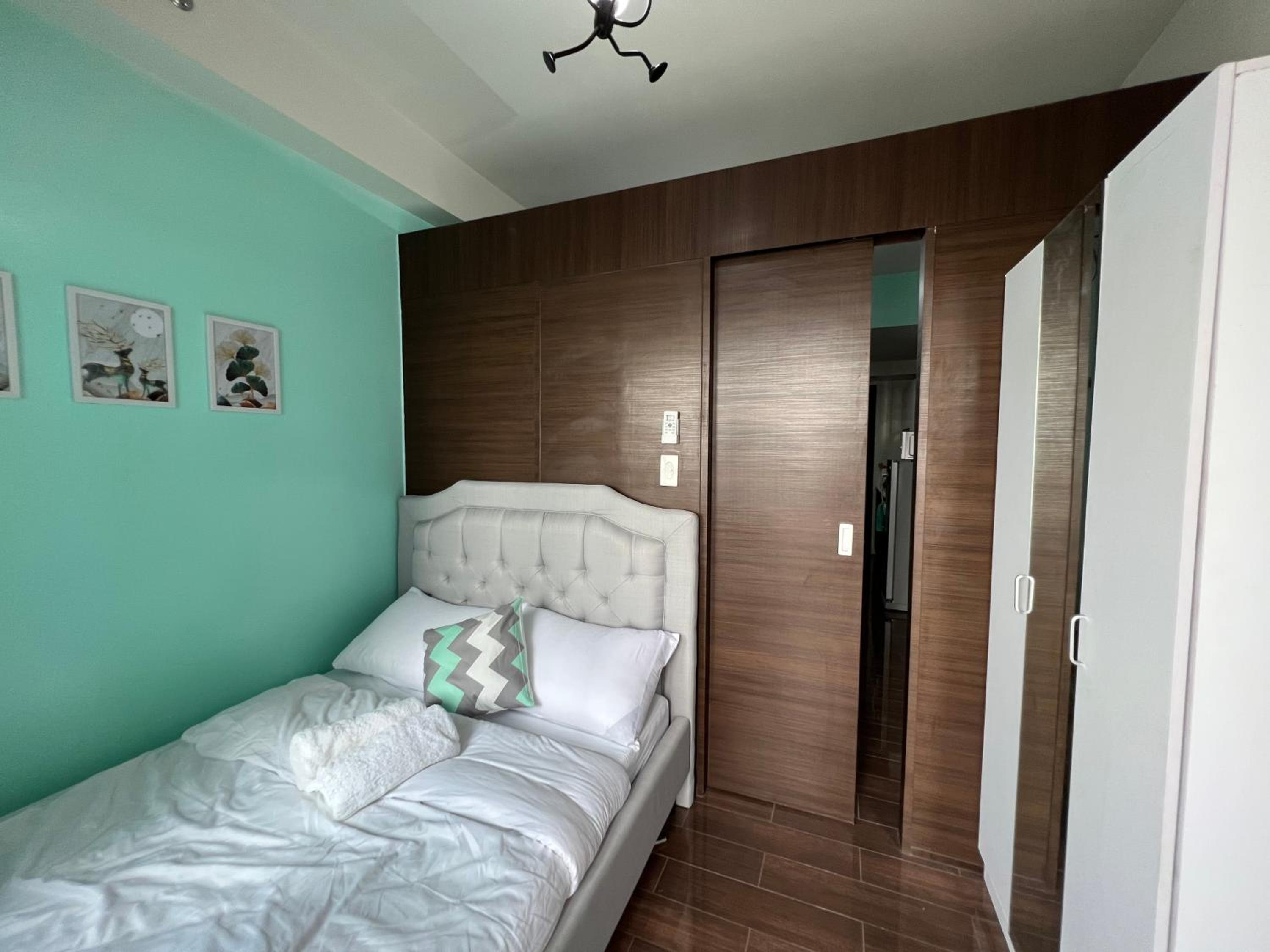 Cozy Condo Apartment in Makati / Manila with mall, restaurants, groceries, pool, netflix, disney+ and more view 2