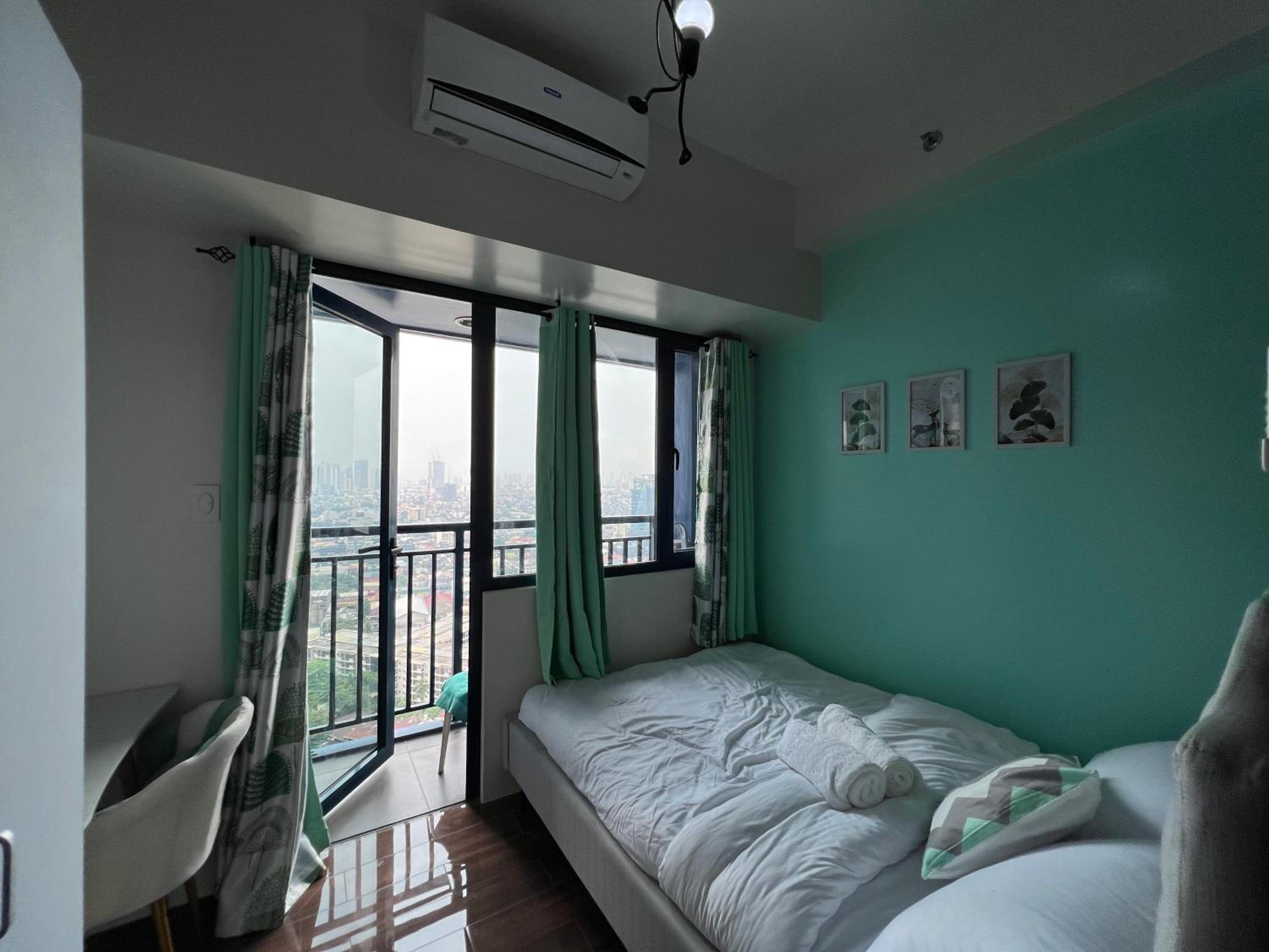 Cozy Condo Apartment in Makati / Manila with mall, restaurants, groceries, pool, netflix, disney+ and more view 3