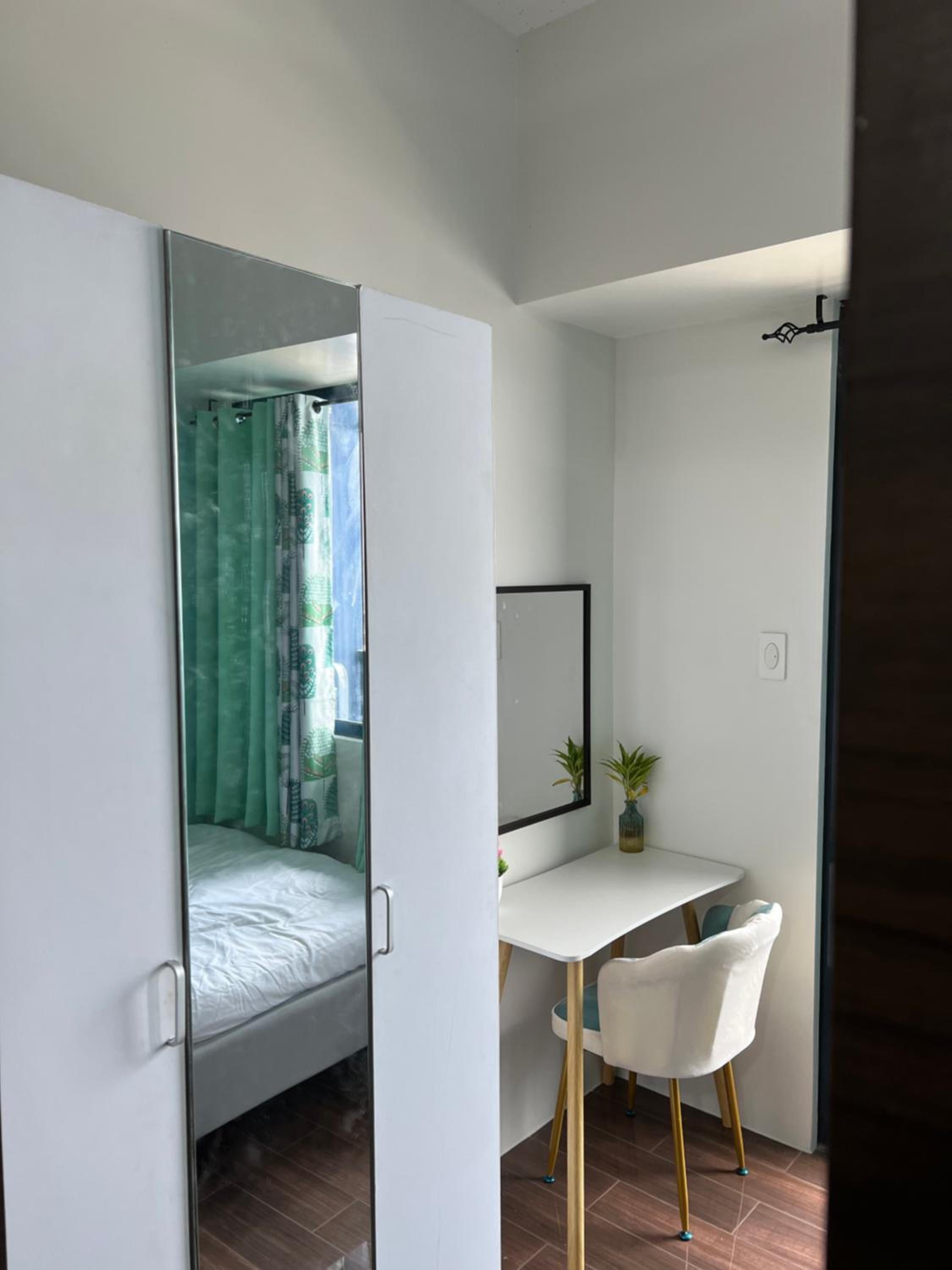 Cozy Condo Apartment in Makati / Manila with mall, restaurants, groceries, pool, netflix, disney+ and more view 5