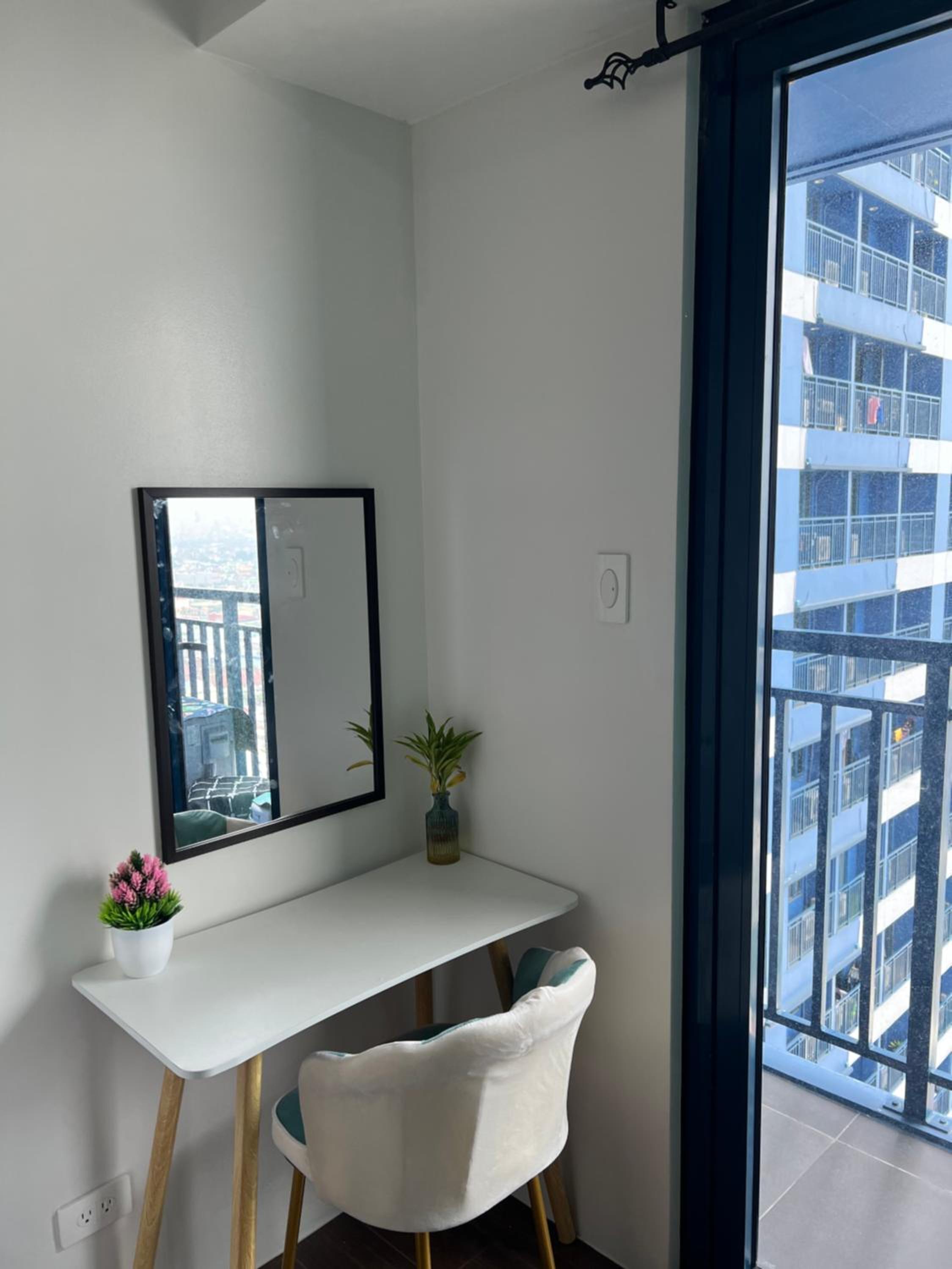 Cozy Condo Apartment in Makati / Manila with mall, restaurants, groceries, pool, netflix, disney+ and more view 4