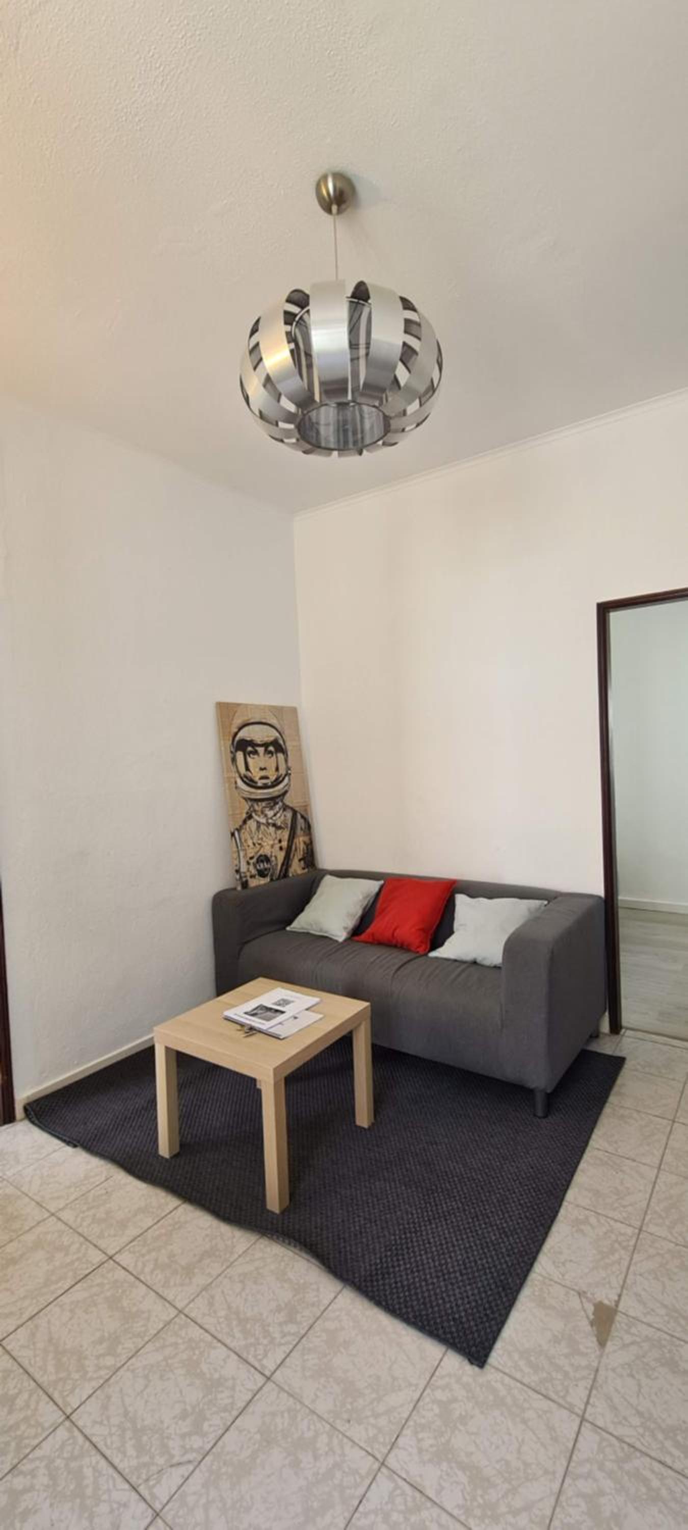 2 bedroom apartment for 4 people with free public parking view 4