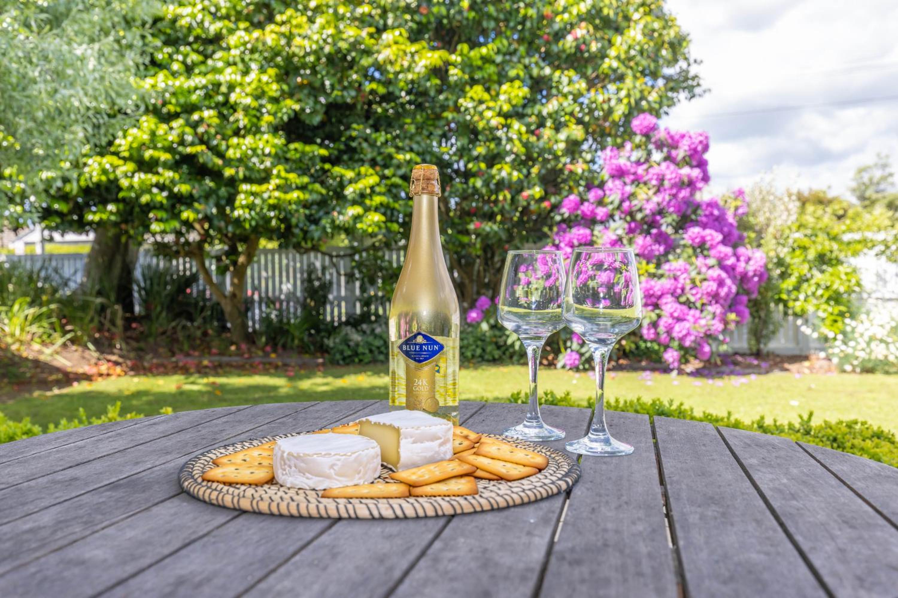 2 Bedroom Home away from Home near CBD & private parking view 4