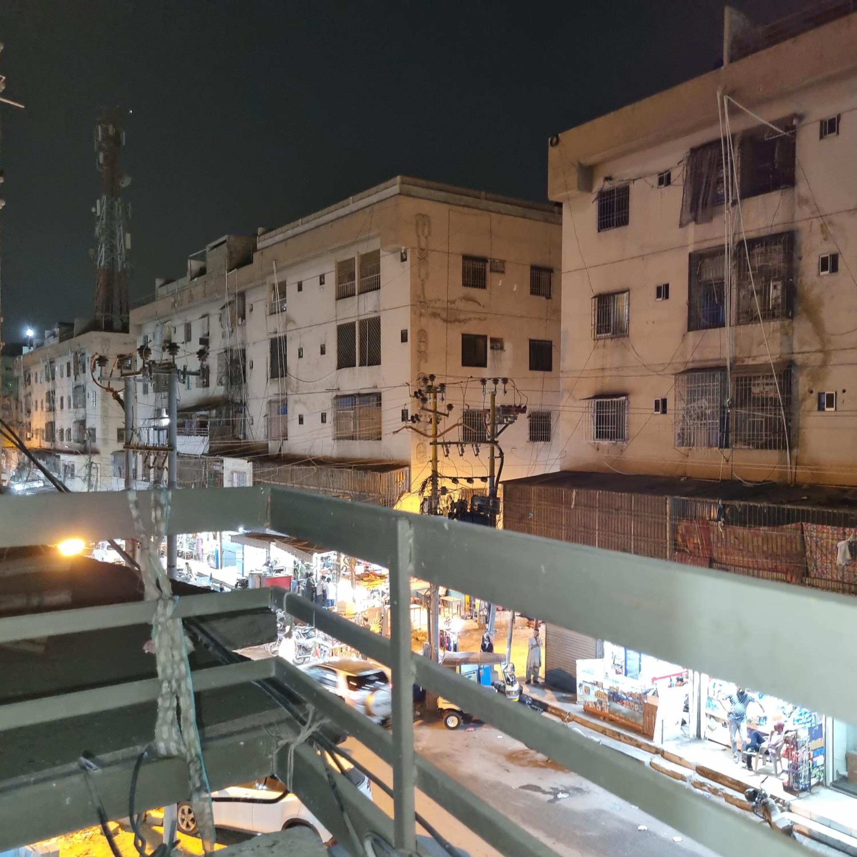 Eniter Two Bedrooms Luxry Apartment view 3