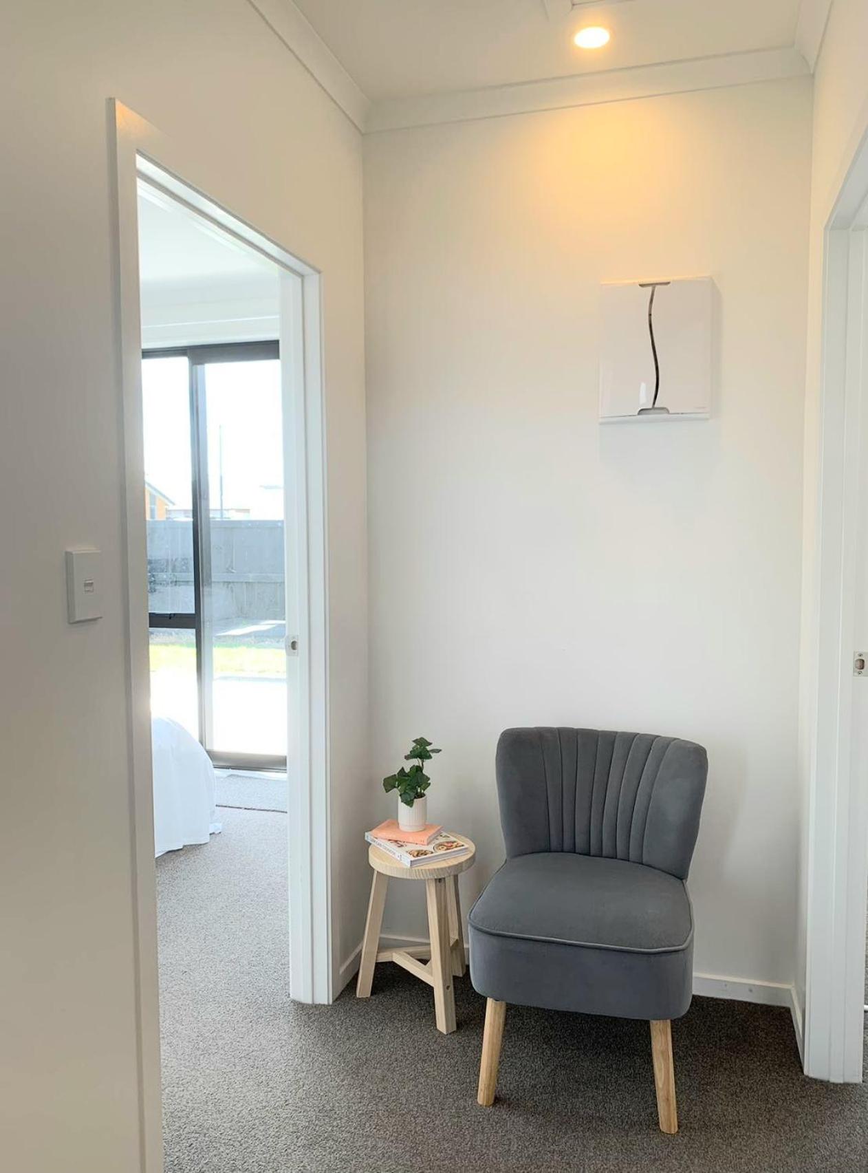 Cozy 2- Bedrooms Unit In Hamilton view 2