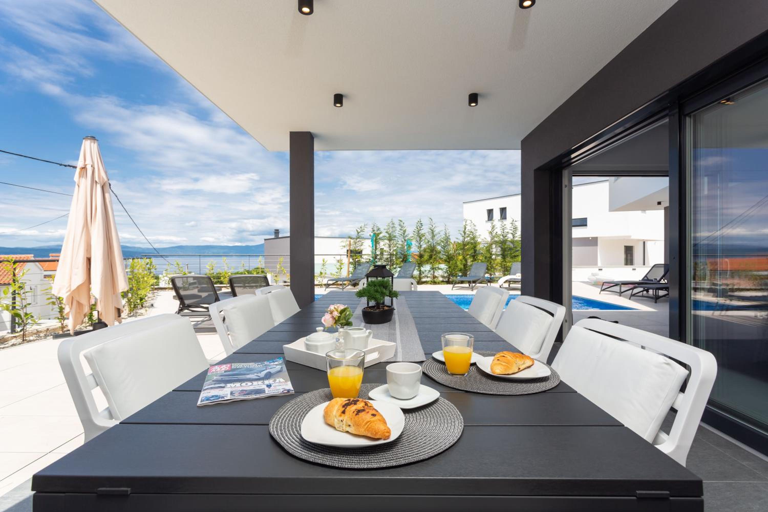 Deluxe villa with swimming pool, whirlpool on the roof terrace with a beautiful sea view - by TRAVELER tourist agency Krk ID 2125 I view 4