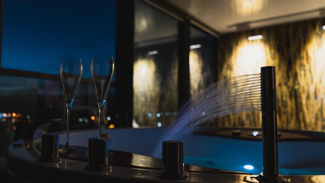 Premium Sky Jacuzzi Apartment
