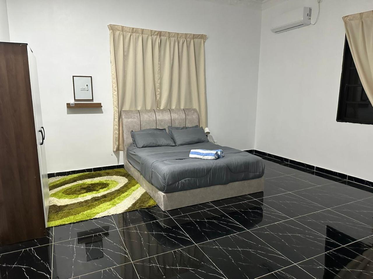 Rania Riverview Guesthouse #BestGuesthouseInTown #SpaciousLivingRoom #ModernClassicConcept #LuxuryDiningset #freeWifi #Netflix #FullyAircond #CozyPrayerSpa photo 8