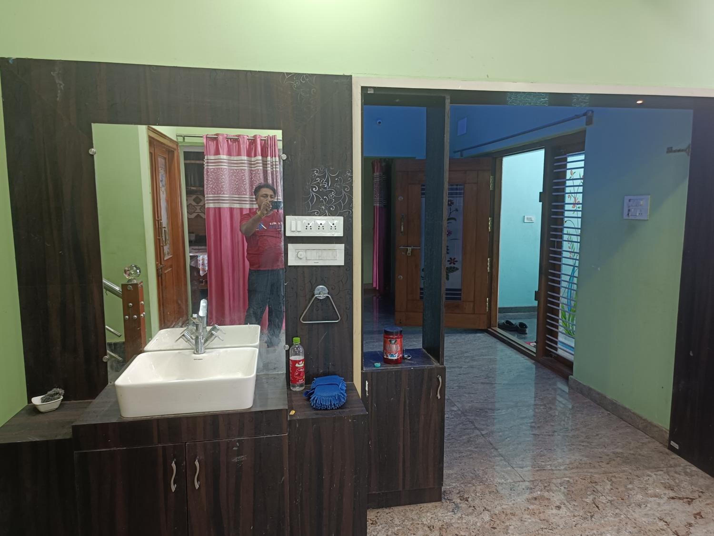 Sahara penthouse family, Stay