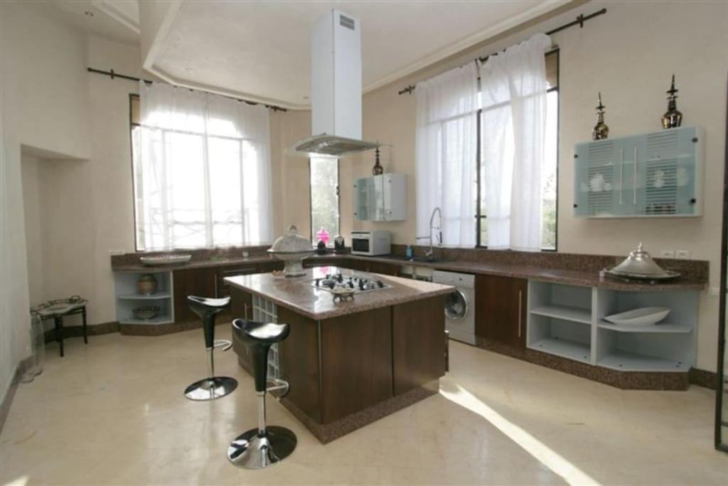 Villa Jude Luxury 6BR Villa with Private Pool, Sleeps 12, Near Golf & City