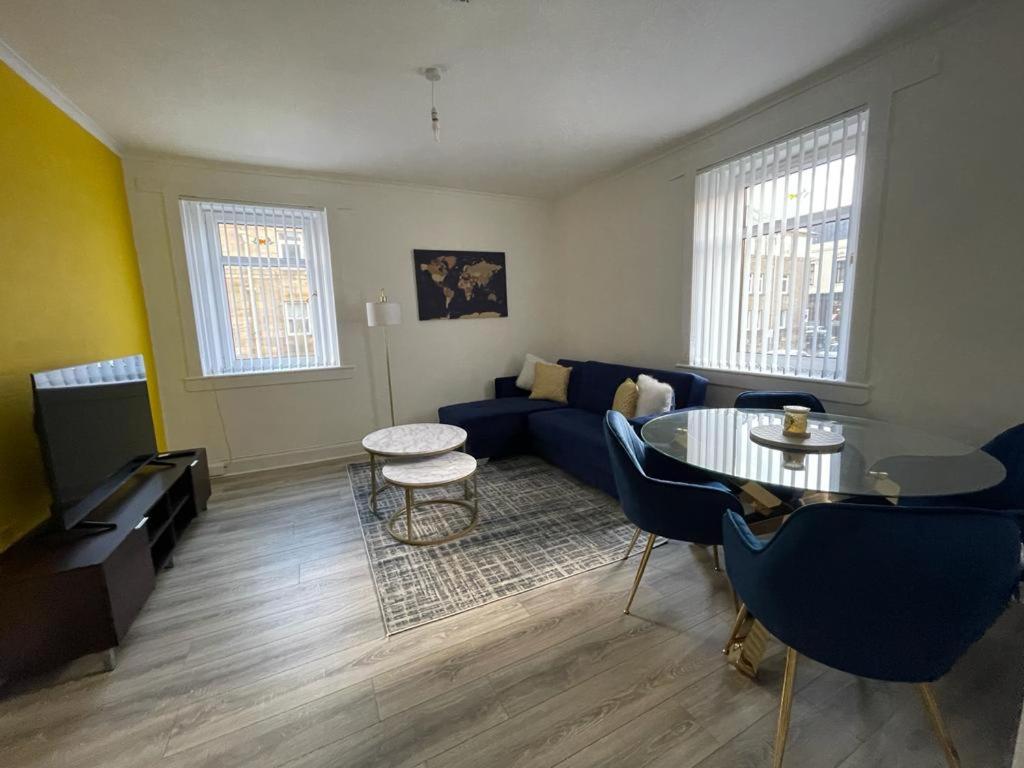 Stylish 2-Bed Apartment in Greenock - Sleeps 6 view 5