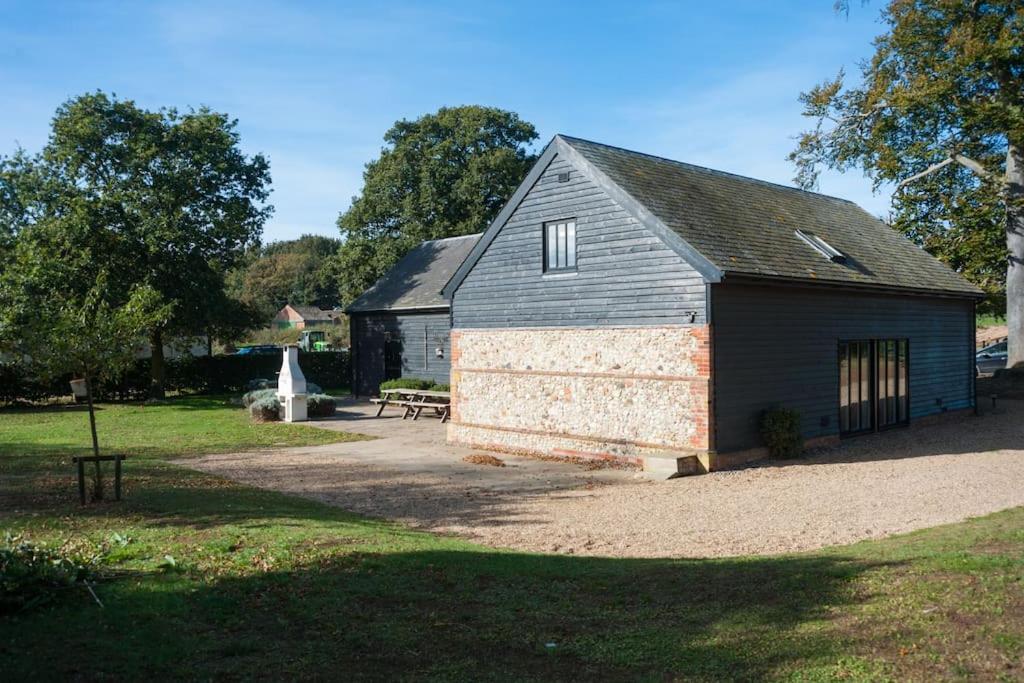 Hotel Marshlands House, Sleeps 16 - Country Barn With Hot Tub