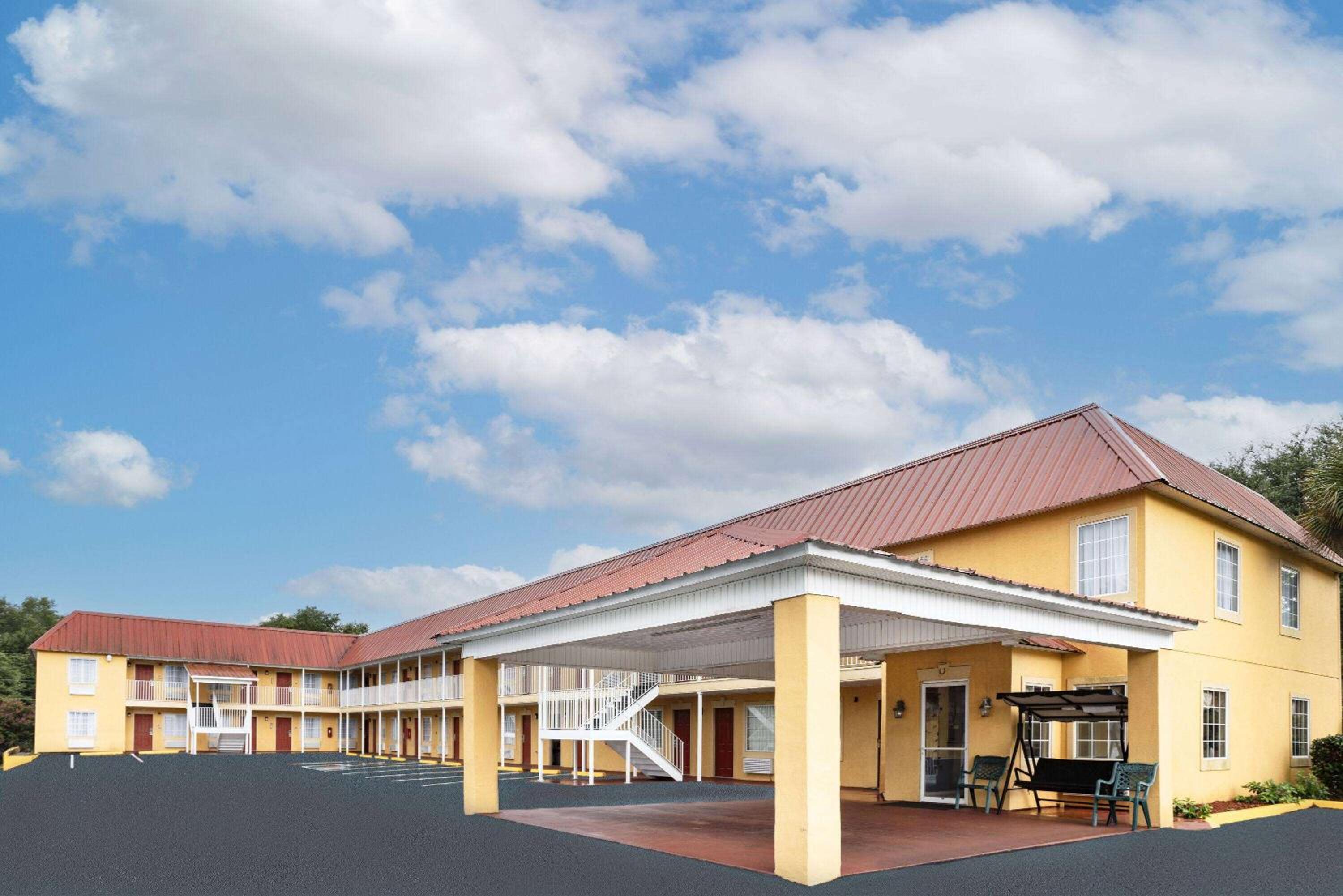 Days Inn by Wyndham Barnwell view 3
